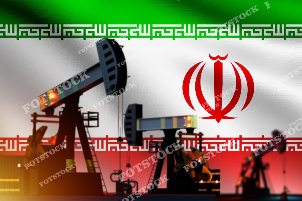 Силуэты нефтяных качалок на фоне флага Ирана, подчеркивающие важность страны в мировом нефтяном производстве. Фотография символизирует иранскую нефтяную промышленность и её влияние на глобальный энергетический рынок.